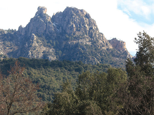 Rochers anthropomorphes : têtes de géants, silhouettes de femmes et punitions divines